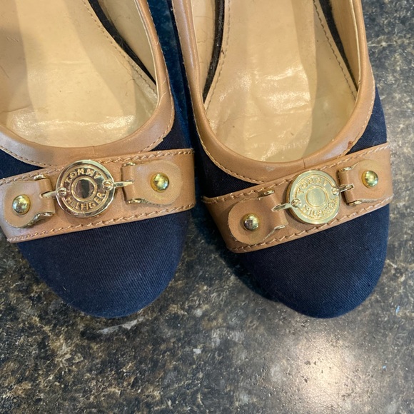 Tommy Hilfiger Navy/Tan/Gold Heels - Size 9.5 - Picture 3 of 5